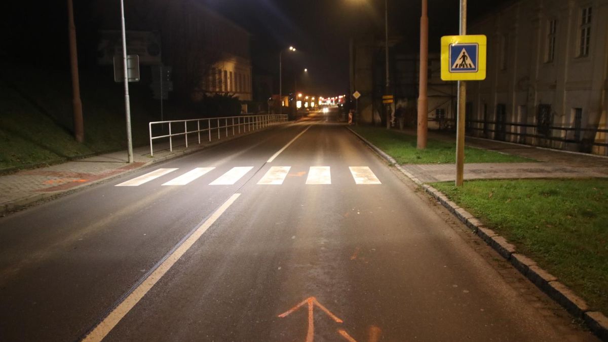 Ve Frýdku-Místku srazilo auto na přechodu ženu s kočárkem. Pětiměsíční dítě převezli do fakultní nemocnice